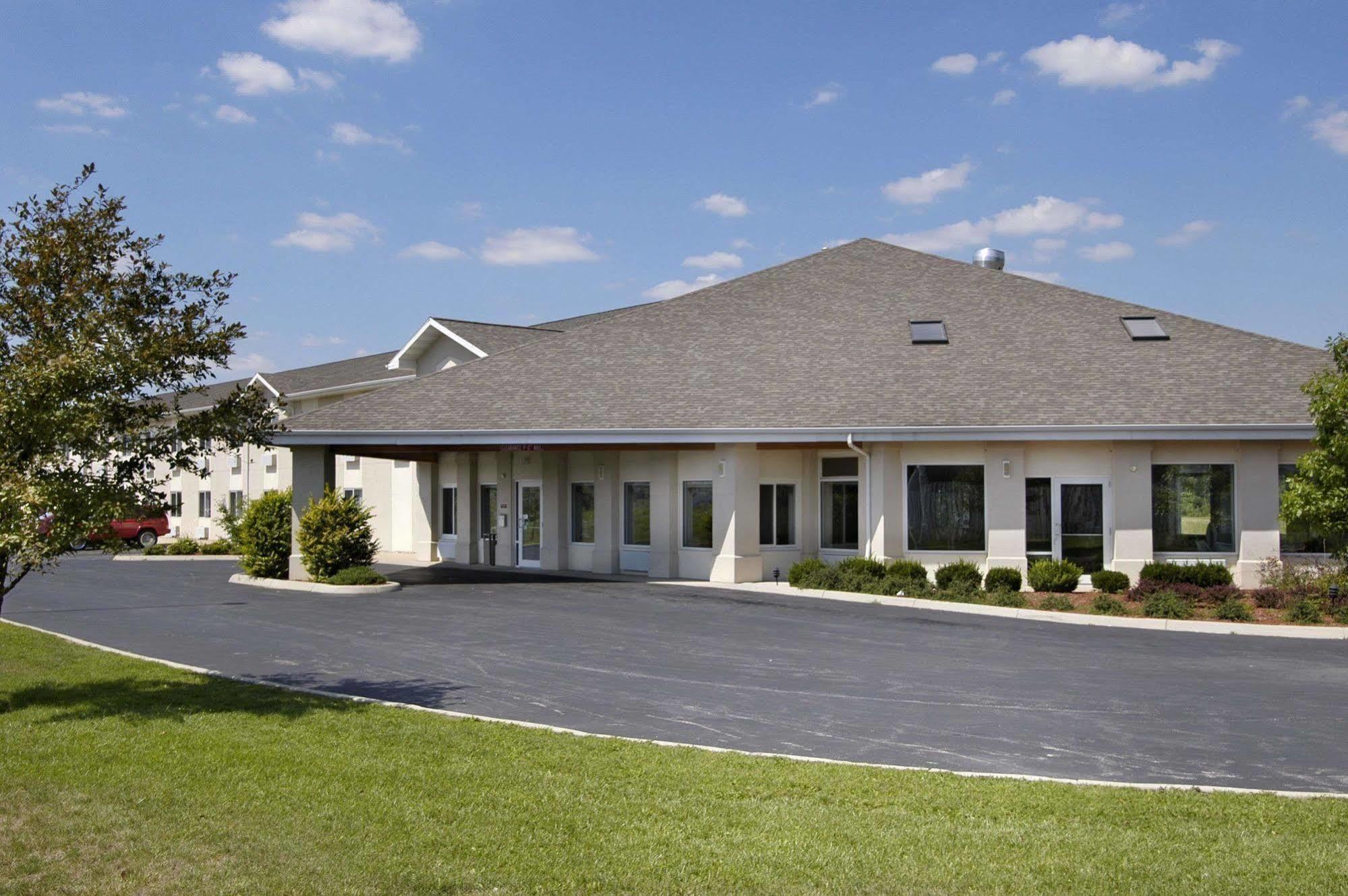 Baymont By Wyndham Dowagiac Hotel Buitenkant foto