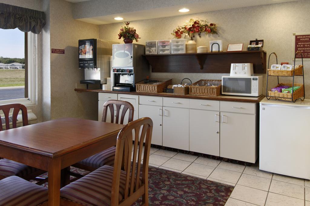 Baymont By Wyndham Dowagiac Hotel Restaurant foto